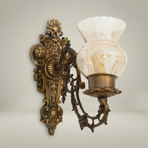 أبليك جداري باروكي من النحاس بلوح خلفي بنقوش روكوكو وأباجورة زجاجية مضلعة - Antique Gold