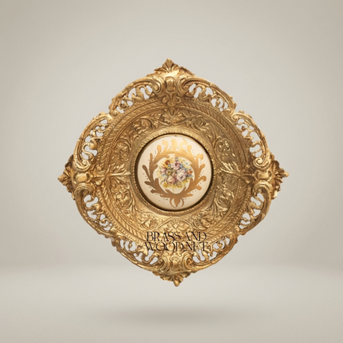 لوحة جدارية نحاسية مشبكة على الطراز الباروكي مع ميدالية خزفية بزهور - Antique Gold