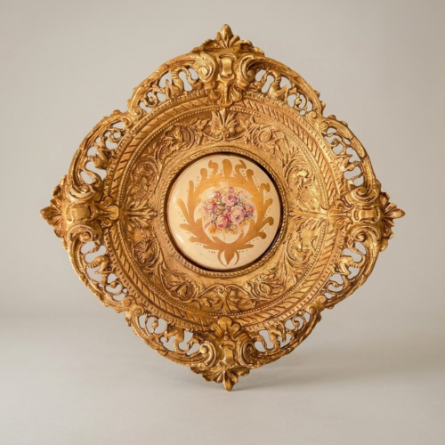لوحة جدارية نحاسية مشبكة على الطراز الباروكي مع ميدالية خزفية بزهور - Antique Gold