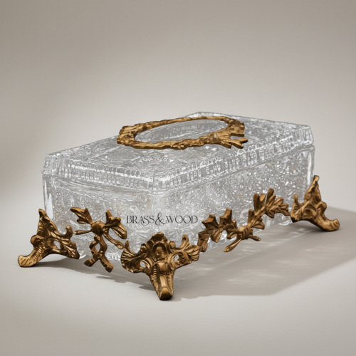 علبة مناديل كريستالية منقوشة بإطار معدني على طراز الباروك مع إكليل الغار - Antique Gold