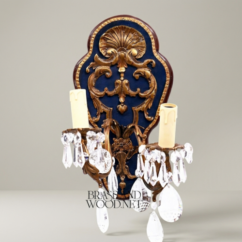 أبليك جداري باروكي بذراعين من النحاس والكريستال مع لوحة خلفية من المخمل الأزرق - Antique Gold