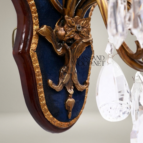 أبليك جداري باروكي بذراعين من النحاس والكريستال مع لوحة خلفية من المخمل الأزرق - Antique Gold