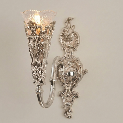 أبليك حائط برونزي على طراز الباروك بنقوش الأكانثوس وظل زجاج مقطوع - Silver