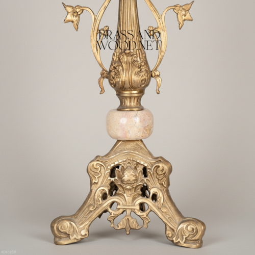 أباجورة طاولة كلاسيكي نحاسي بقاعدة منحوتة بالزهور وتفصيل الرخام - Antique Gold