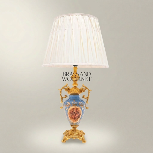 أباجورة طاولة كلاسيكية على شكل مزهرية خزفية بميدالية مرسومة يدوياً وزخارف نحاسية