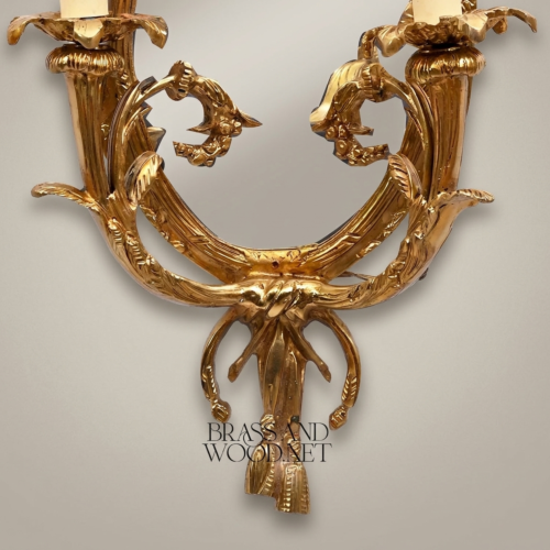 أبليك جداري على طراز لويس الخامس عشر من النحاس بمرآة وزخارف ريشة ووردة — ذراعان للشمع - Antique Gold