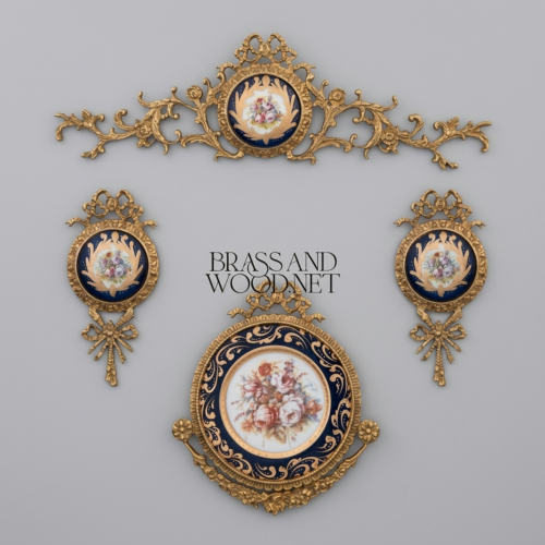 ميدالية جدارية نحاسية على طراز لويس السادس عشر مع لوحة خزفية وإطار بعقدة الشريط - Antique Gold