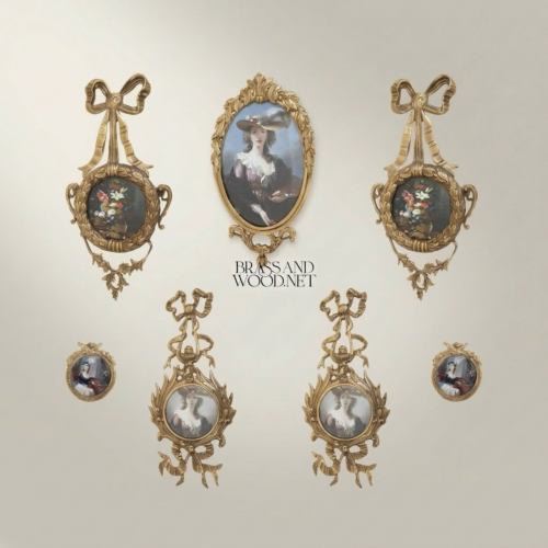 إطار جداري نحاسي على طراز لويس السادس عشر بزخرفة ربطة الشريط وتعليق الزهور - Antique Gold