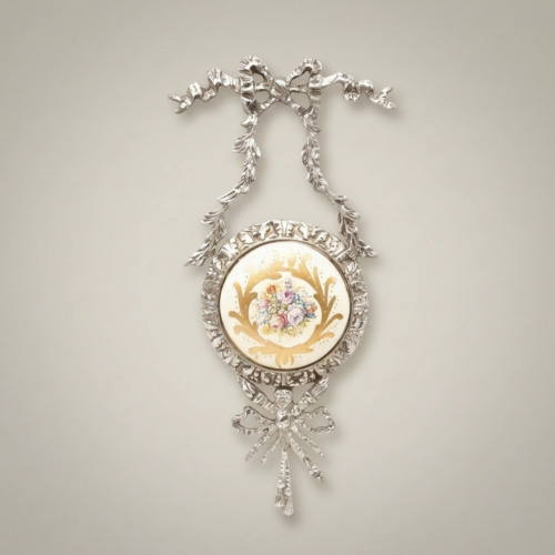 إطار ميدالية جدارية نحاسي على طراز لويس السادس عشر بلوحة خزف مرسومة يدوياً وتاج شريطي - Silver