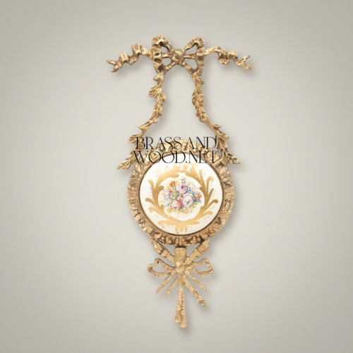 إطار ميدالية جدارية نحاسي على طراز لويس السادس عشر بلوحة خزف مرسومة يدوياً وتاج شريطي - Antique Gold