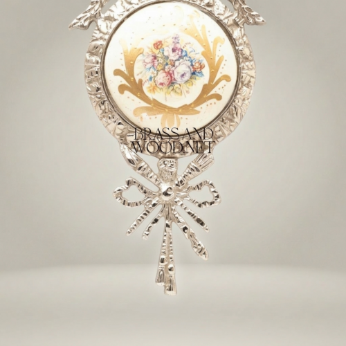 إطار ميدالية جدارية نحاسي على طراز لويس السادس عشر بلوحة خزف مرسومة يدوياً وتاج شريطي - Silver