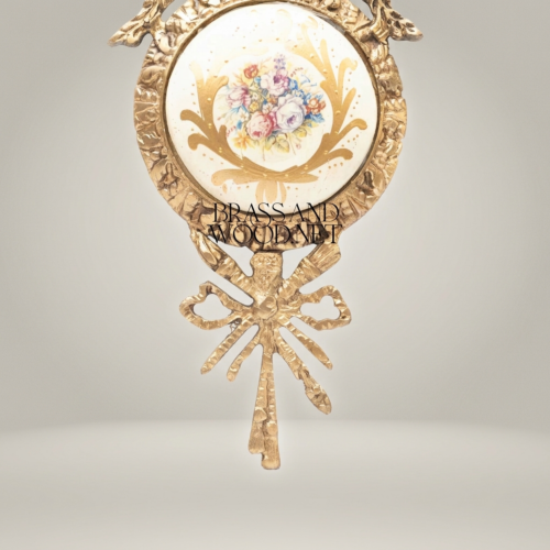 إطار ميدالية جدارية نحاسي على طراز لويس السادس عشر بلوحة خزف مرسومة يدوياً وتاج شريطي - Antique Gold