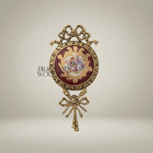 ميدالية جدارية نحاسية على طراز لويس السادس عشر بقرص سيراميك عنابي ولوحة زهور - Antique Gold