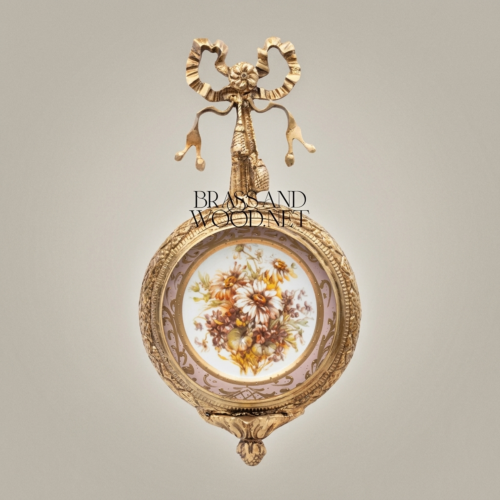 إطار جداري نحاسي وخزفي على طراز لويس السادس عشر - تاج فيونكة مع ميدالية زهرية - Antique Gold