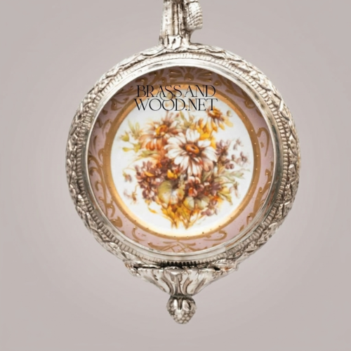 إطار جداري نحاسي وخزفي على طراز لويس السادس عشر - تاج فيونكة مع ميدالية زهرية - Silver