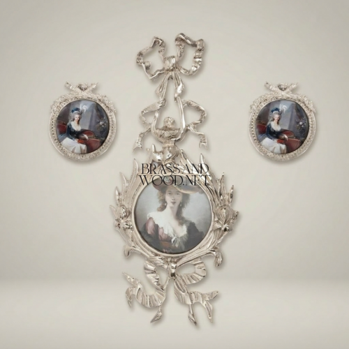 إطار صورة نحاسي دائري على طراز لويس السادس عشر بزخرفة الشريط وإكليل الغار - Silver