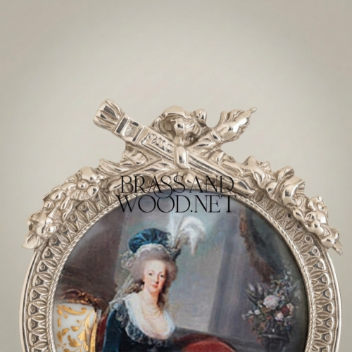إطار صورة نحاسي دائري على طراز لويس السادس عشر بزخرفة الشريط وإكليل الغار - Silver
