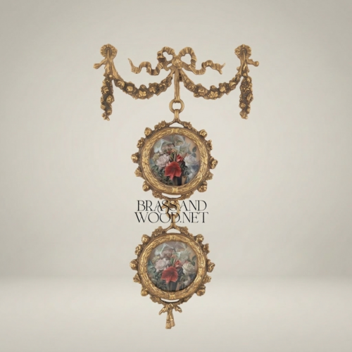 معلقة جدارية نحاسية على طراز لويس السادس عشر بميداليات زهرية وأكاليل مدلاة - Antique Gold