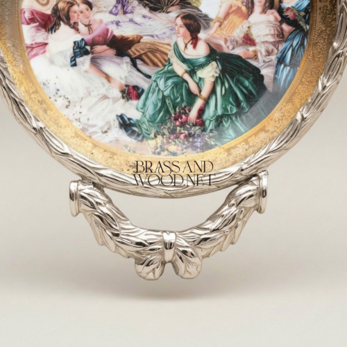 طبق زينة معلق نيوكلاسيكي من النحاس بإطار أكاليل الغار ولوحة بورسلين بمشهد بلاطي - Silver