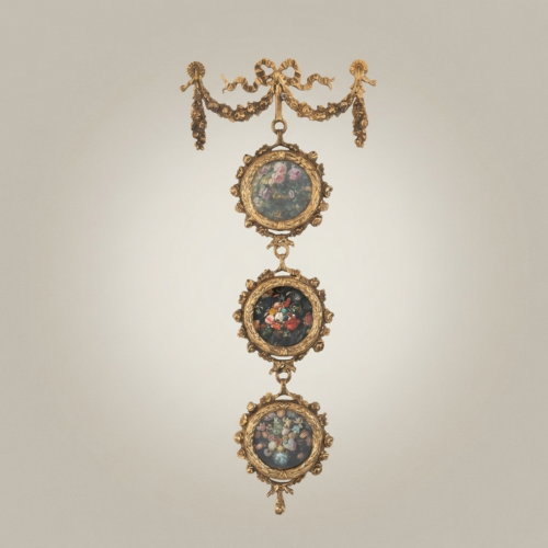 معلقة جدارية نيوكلاسيكية بثلاثة ميداليات نحاسية بلوحات زهرية وتاج شرائط - Antique Gold