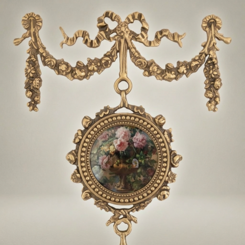 معلقة جدارية نيوكلاسيكية بثلاثة ميداليات نحاسية بلوحات زهرية وتاج شرائط - Antique Gold