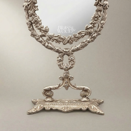 مرآة طاولة نحاسية نيوكلاسيكية - إطار إكليل الغار مع ربطة على قاعدة - Silver