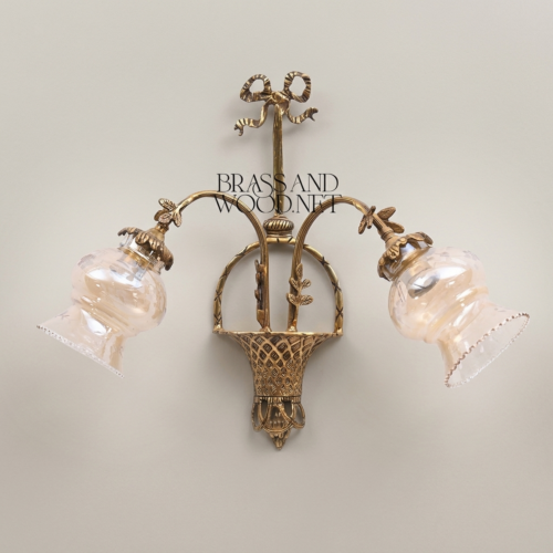 أبليك جداري نيوكلاسيكي من النحاس بجسم سلة شبكية وتاج ربطة، ذراعان - Antique Gold