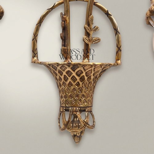 أبليك جداري نيوكلاسيكي من النحاس بجسم سلة شبكية وتاج ربطة، ذراعان - Antique Gold