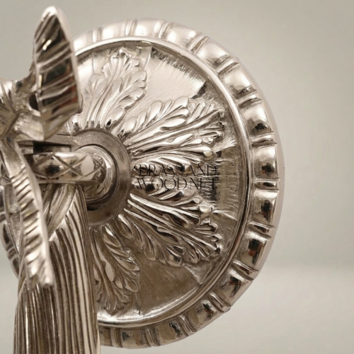 أبليك حائطي نيوكلاسيكي من النحاس بقرص ورديّ منحوت وتدليات كريستال - Silver