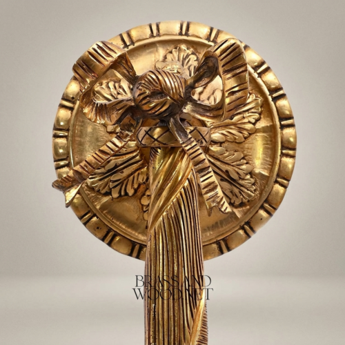 أبليك حائطي نيوكلاسيكي من النحاس بقرص ورديّ منحوت وتدليات كريستال - Antique Gold