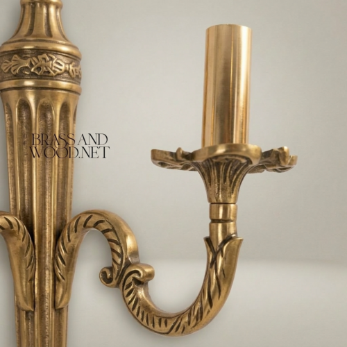 أبليك حائطي نيوكلاسيكي من النحاس بتاج إبريقي وذراعين بزخرفة الأكانثوس - Antique Gold