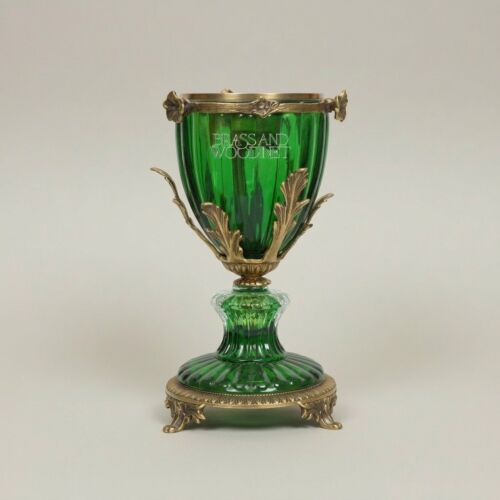 مبخرة كلاسيكية من الكريستال الزمردي مع حوامل أورمولو بزخارف الأكانثوس وجسم كوبي مضلع - Antique Gold