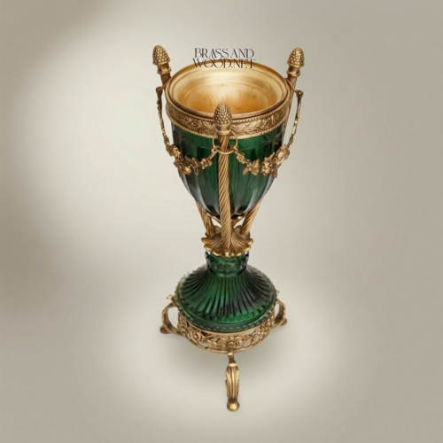 كأس فازة نيوكلاسيكية من الزجاج الزمردي والنحاس بتزيينات أزهار معلقة - Antique Gold