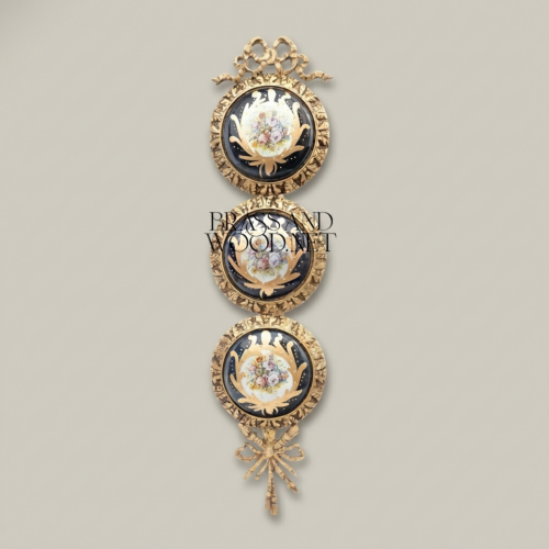 لوحة جدارية نيوكلاسيكية من ثلاثة ميداليات خزفية بإطار نحاسي - زهور سيفر مع تاج شريطي - Antique Gold