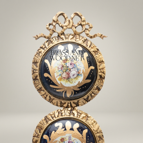 لوحة جدارية نيوكلاسيكية من ثلاثة ميداليات خزفية بإطار نحاسي - زهور سيفر مع تاج شريطي - Antique Gold