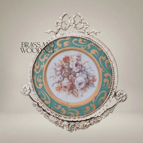 لوحة جدارية دائرية من النحاس والسيراميك على طراز الروكوكو - باقة زهور فيروزية بتاج شريطي - Silver