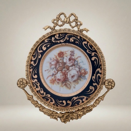لوحة جدارية نحاسية على طراز الروكوكو بميدالية خزفية زهرية كوبالت وتاج ريبون - Antique Gold