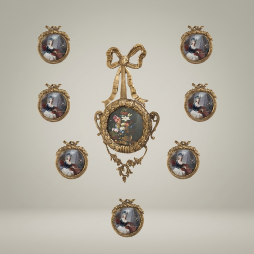 إطار جداري دائري نحاسي على طراز الروكوكو بعقدة شريط وإكليل أكانتوس - Antique Gold