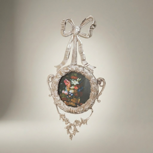 إطار جداري دائري نحاسي على طراز الروكوكو بعقدة شريط وإكليل أكانتوس - Silver
