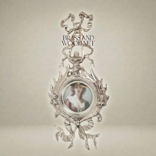 إطار صور بيضاوي نحاسي على طراز الروكوكو بزخارف شريط الربطة وأوراق الأكانثوس - Silver