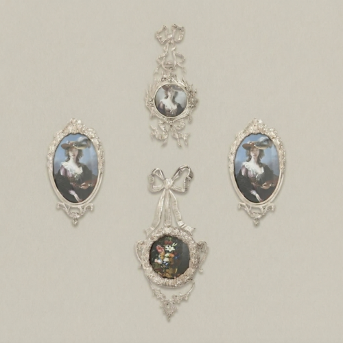 إطار صور بيضاوي نحاسي على طراز الروكوكو بزخارف شريط الربطة وأوراق الأكانثوس - Silver