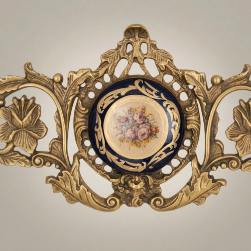 كارتوش نحاسي روكوكو للجدار بميدالية خزفية على طراز سيفر وزخارف أكانثوس - Antique Gold