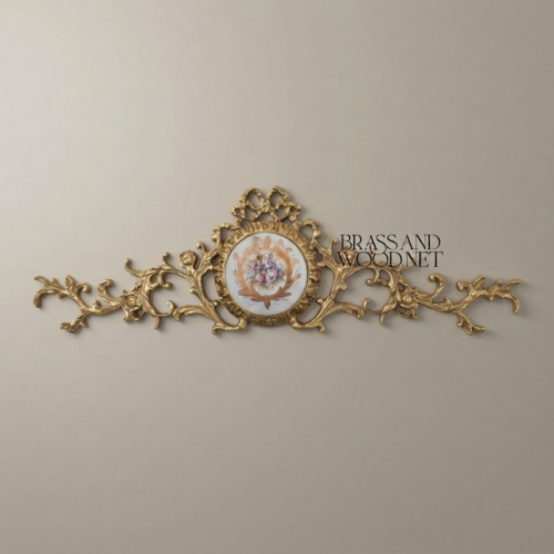 تاج جداري روكوكو من النحاس مع ميدالية خزفية مرسومة يدوياً بزهور - Antique Gold