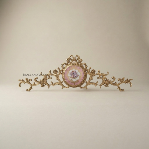 تاج جداري روكوكو من النحاس مع ميدالية خزفية مرسومة يدوياً — زخارف لفائفية زهرية - Antique Gold