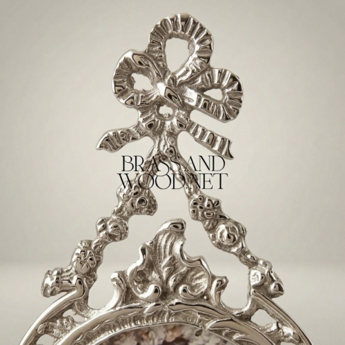 إطار حائط روكوكو نحاسي بتاج ربطة وكارتوش صدفي
