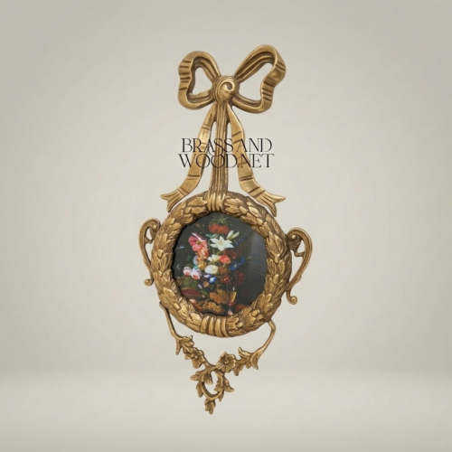 ميدالية جدارية نحاسية بإطار روكوكو وعقدة شريطة وإدراج لوحة زهور كلاسيكية - Antique Gold