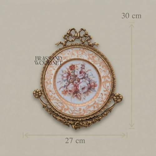 إطار ميدالية جدارية نحاسية روكوكو بقرص خزفي بنقش زهري - Antique Gold