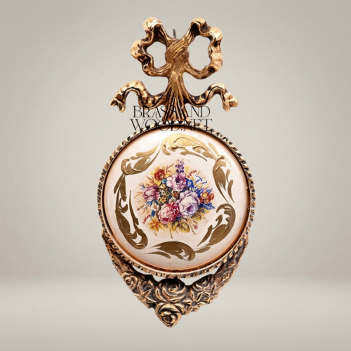 ميدالية جدارية نحاسية بطراز الروكوكو مع قرص خزفي مرسوم يدوياً بزهور - Antique Gold