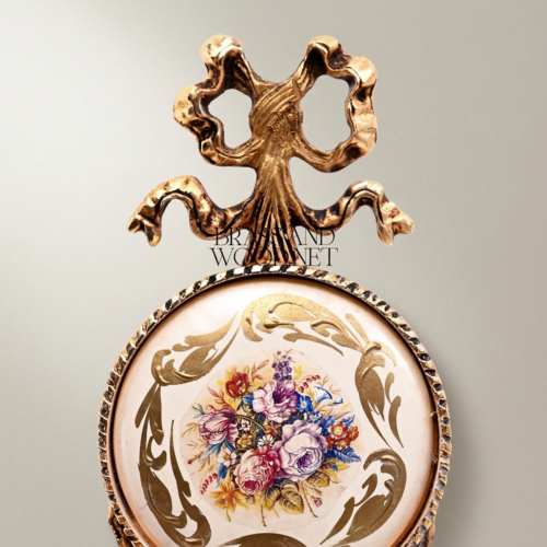 ميدالية جدارية نحاسية بطراز الروكوكو مع قرص خزفي مرسوم يدوياً بزهور - Antique Gold