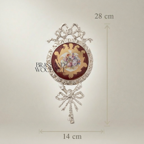 ميدالية جدارية نحاسية على طراز الروكوكو مع مركز خزفي مرسوم يدوياً وتاج شريطي - Silver